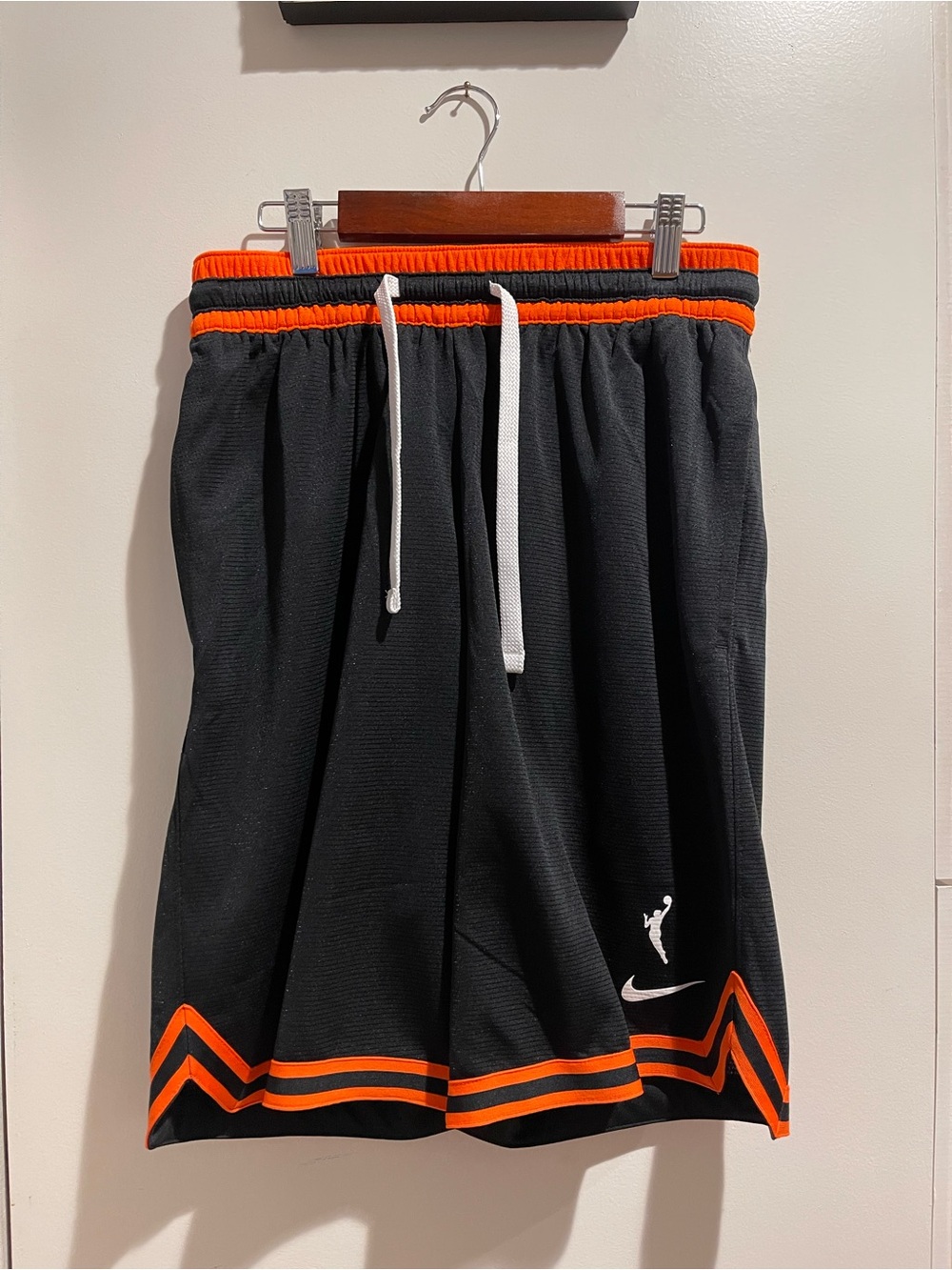 Nike WNBA Courtside Shorts Men’s Small 9” Basketball Black Orange NWT